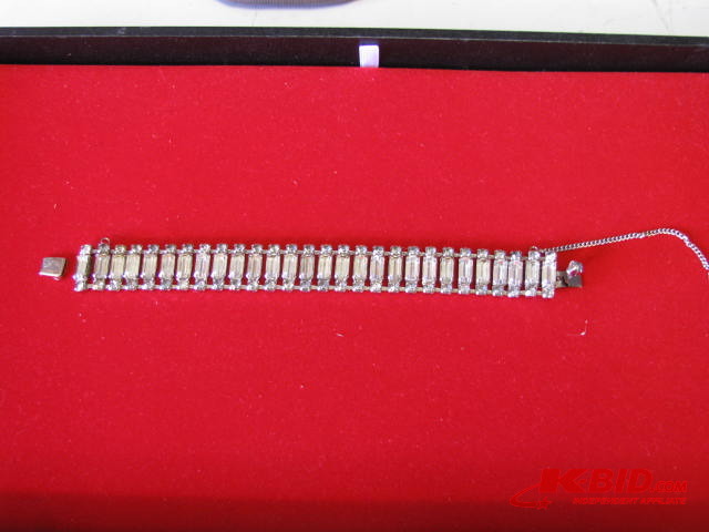 lot 8 image: Rhinestone bracelet