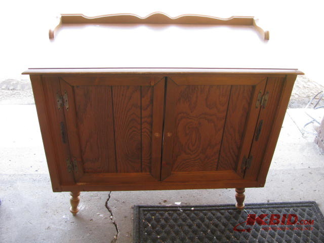lot 10 image: Small buffet sideboard