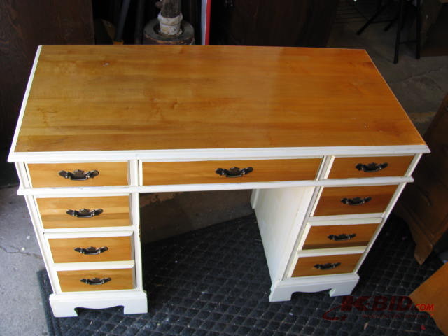 lot 11 image: Vintage desk