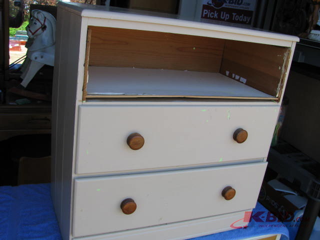 lot 12 image: small dresser