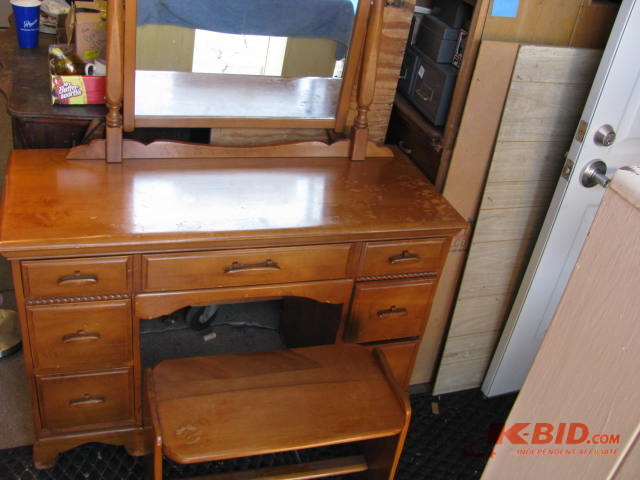 lot 13 image: Kroehler maple vanity desk