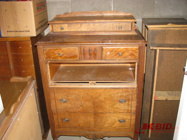 lot 16 image: vintage antique dresser