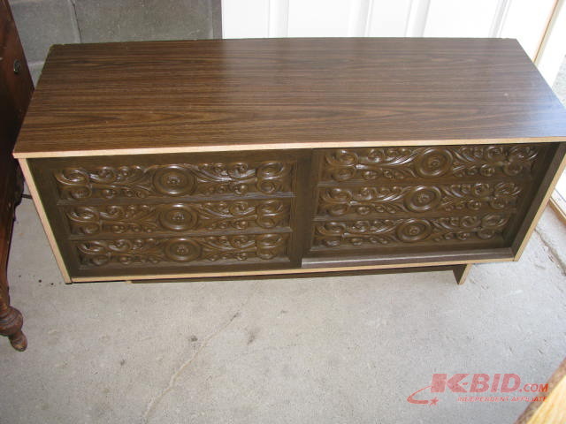 lot 17 image: Vintage cabinet
