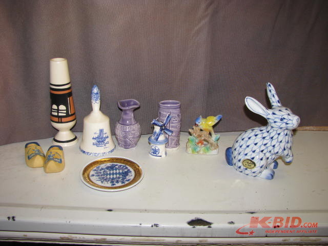 lot 57 image: decorative items