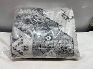 lot 7 image: MM. 8x10 Black & White Washable Rug