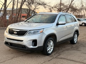 lot 13 image: 2015 KIA SORENTO LX All Wheel Drive (NO RESERVE)