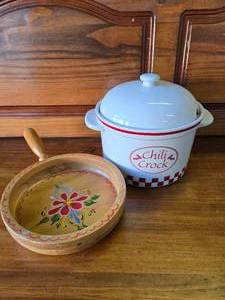 lot 4 image: Chili Crock and Decorative Wooden Pan