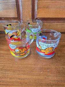 lot 17 image: Garfield Mugs Vintage FOUR