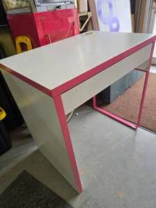 lot 21 image: Little Pink Desk with Drawer and Cup Holder