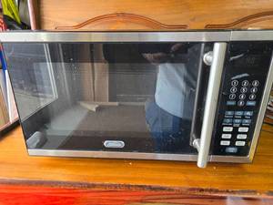lot 42 image: 700 Watt Like New Microwave