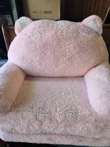 lot 72 image: Pink Pull Out Chair for a kiddo