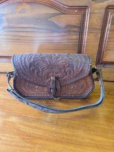 lot 77 image: Vintage Leather Purse