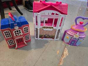 lot 121 image: Three Dollhouses