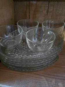 lot 132 image: 4 Snack Trays, Federal Glass Co With Cups
