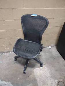 lot 13 image: office chair