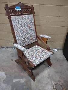 lot 17 image: Vintage Rocking Chair