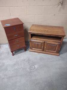 lot 89 image: TV stand, 2 drawer cabinet