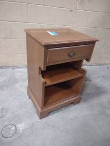 lot 109 image: end table with drawer