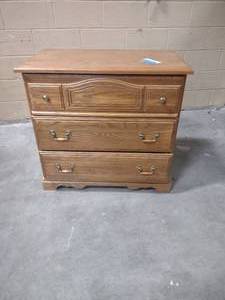lot 94 image: 3 drawer dresser
