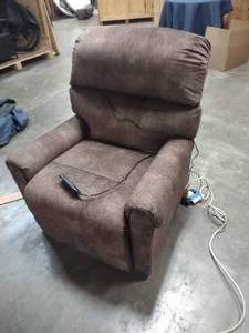 lot 107 image: electric lift recliner