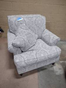 lot 10 image: Arm chair