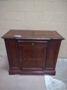 lot 2 image: Ethan Allen sideboard buffet