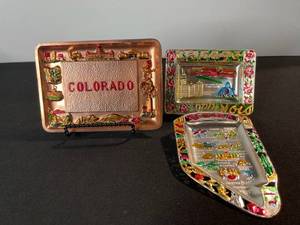 lot 19 image: Vintage Souvenir Ash Tray Set - Colorado, Chicago, Nevada Enamel