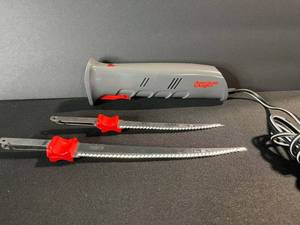 lot 67 image: American Angler Electric Fillet Knife - Corded With 2 Serrated Blades
