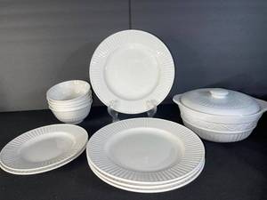 lot 84 image: Gibson White Dinnerware Set - Plates, Bowls & Lidded Casserole (Dishwasher & Oven Safe)