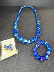lot 134 image: Blue Marbled Glass Bead Necklace, Bracelet & Earrings Set