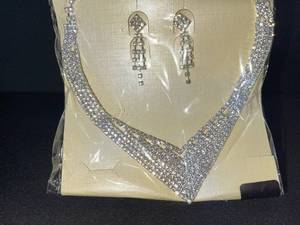 lot 138 image: V-Shaped Rhinestone Necklace & Earrings Set - Silver Tone Costume Jewelry