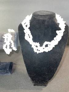 lot 150 image: White Floral Beaded Necklace & Bracelet Set