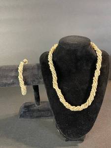 lot 153 image: Cream Bead Rope Necklace & Bracelet Set