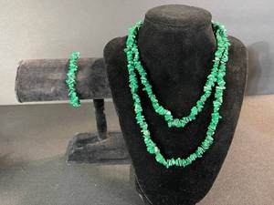 lot 155 image: Green Chip Bead Necklace Set - 2 Necklaces & Bracelet