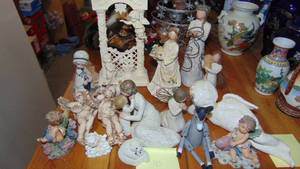 lot 95 image: Various Home Decor Items