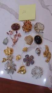 lot 22 image: Assorted Vintage Pins and Misc Jewelry