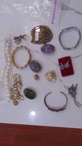 lot 33 image: Assorted Jewelry