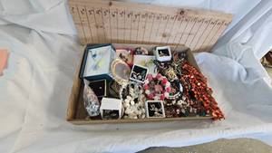 lot 40 image: Vintage Jewelry Lot as Pictured