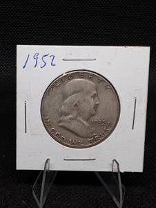 lot 72 image: Benjamin Franklin Half Dollar - 1952