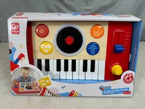 lot 40 image: New Hape DJ Mix & Spin Studio Toy Set