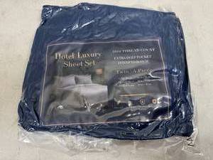 lot 50 image: New 4 pc Twin Size Sheet Set