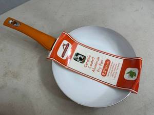 lot 74 image: New Ceramic Coated Aluminum Frying Pan - 9.5 inch