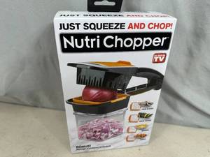 lot 200 image: New Nutri Chopper with Storage Container