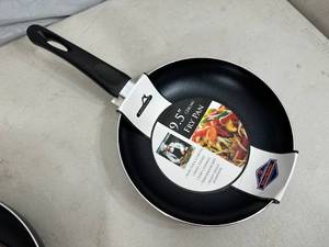 lot 306 image: New 9.5 inch Aluminum Non-Stick Frying Pan