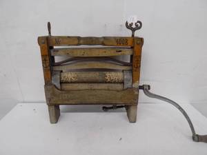 lot 13 image: Antique Wringer  Anchor Brand 400E
