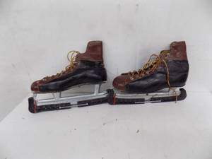 lot 28 image: Vintage Hockey Skates