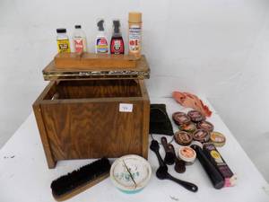 lot 40 image: Shoe Shine Kit