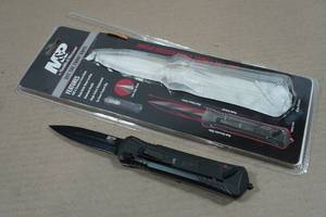 lot 11 image: Smith & Wesson M&P Pocket Knife