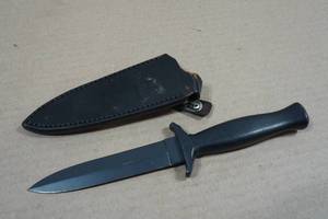 lot 13 image: Vintage Ka-Bar 2752 Double Edge Boot Dagger with Sheath