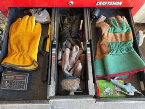 lot 6 image: Craftsman Toolbox Contents - Leather Welding Gloves, Work Gloves, Air Blow Gun & Accessories